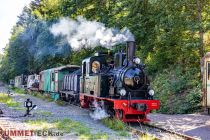 Fahrstrecke Sauerländer Kleinbahn - Die Dampflok zieht einige ebenfalls ältere Waggons mit Fahrgästen. • © ummeteck.de - Christian Schön